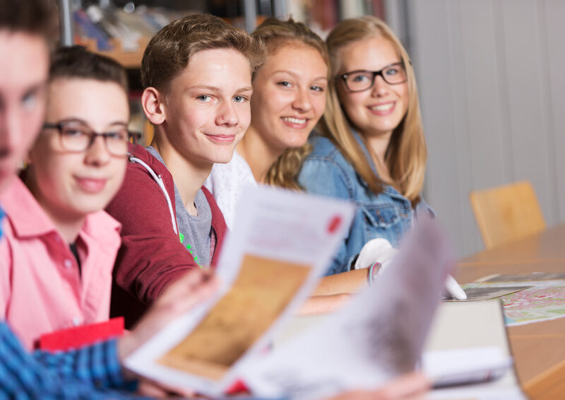 Schüler sitzen in der Reihe Schüler sitzen in der Reihe